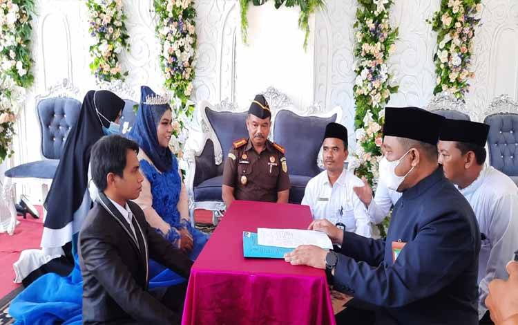 Peserta Nikah Massal di Kecamatan Pahandut Kompak Serahkan Mahar Rp77 Ribu