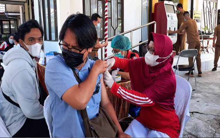 Acara Nikah Massal, Puskesmas Pahandut Buka Gerai Vaksinasi Covid-19