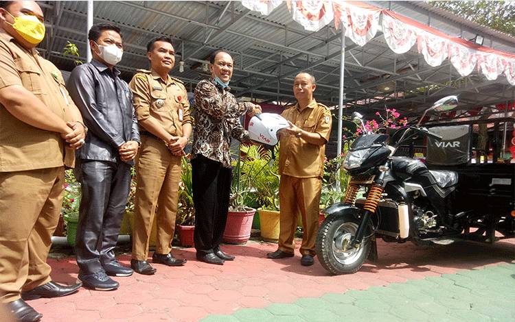 SMPN 2 Sampit Ubah Bak Sampah Jadi Kotak Amal