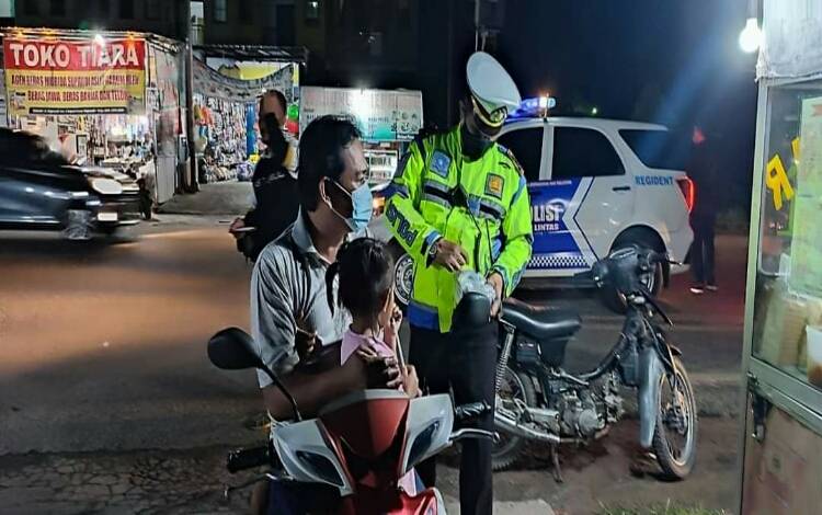 Sembari Jaga Kamtibmas Patroli Gabungan Sosialisasikan Prokes dan Bagikan Masker