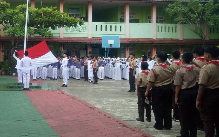 Diguyur Rintik Hujan, Begini Suasana Upacara di SMPN 2 Sampit