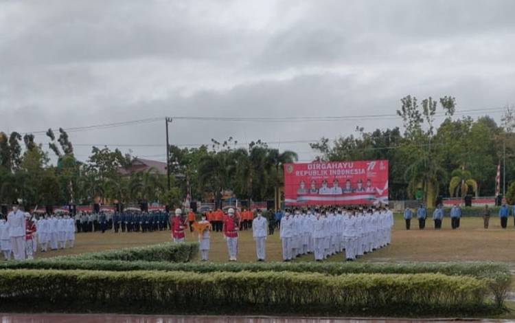 Pengibaran Bendera Merah Putih di Palangka Raya Diguyur Hujan
