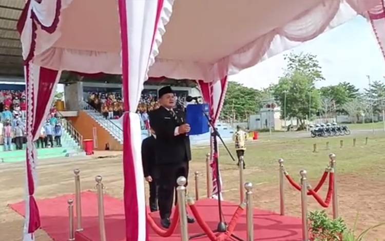 Ketua DPRD Bacakan Teks Proklamasi saat Upacara HUT ke-77 RI di Kapuas
