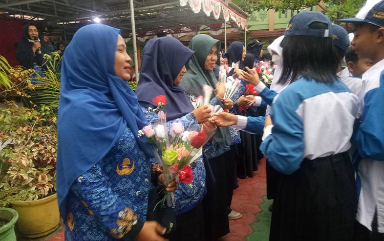 Pelajar SMPN2 Sampit Isi Hari Kemerdekaan dengan Pemberian Setangkai Bunga untuk Guru