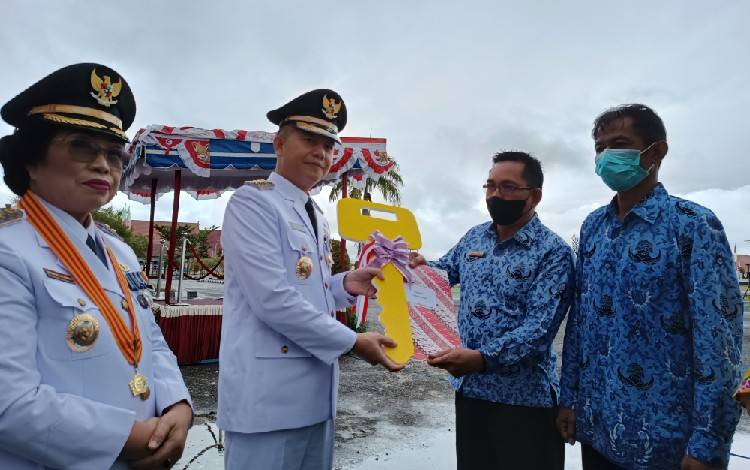 Bupati Gunung Mas Serahkan Bantuan Ini untuk Sejumlah Puskesmas
