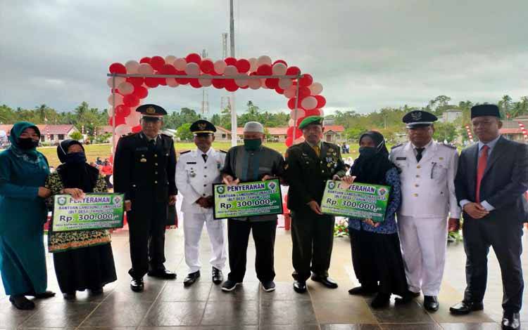 Warga Desa Bapinang Hulu Dapat BLT di Momen HUT RI ke 77