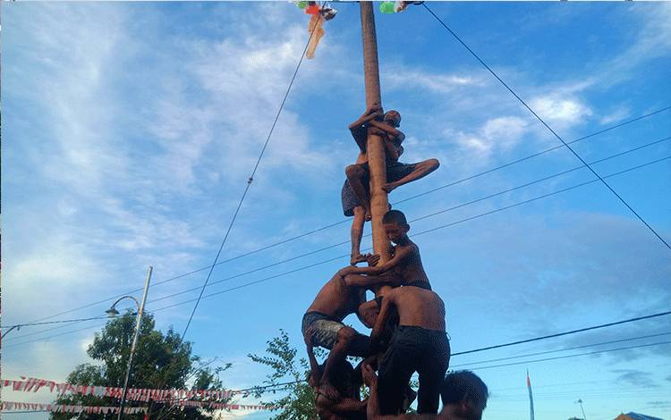 Meriahkan HUT Ke-77 RI, Warga RT 06 Kereng Bangkirai Ikuti Lomba Panjat Pinang
