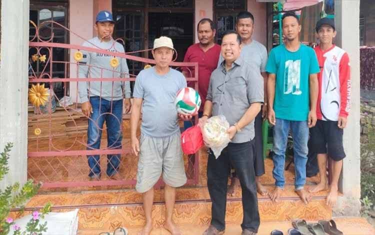 Wakil Ketua I DPRD Kapuas Serap Aspirasi Warga Dapil II Sekaligus Beri Bantuan Ini