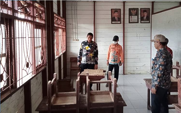 Tinjau Bangunan SD Riam, Pj Bupati Kobar Minta Perusahaan Bantu Peningkatan Fasilitas