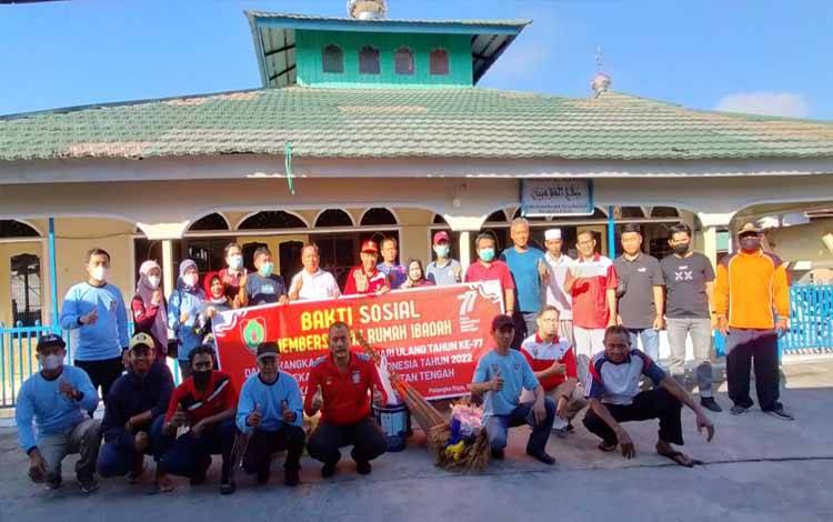 ASN Pemprov Kalteng Bersihkan Rumah Ibadah Semarakan HUT RI