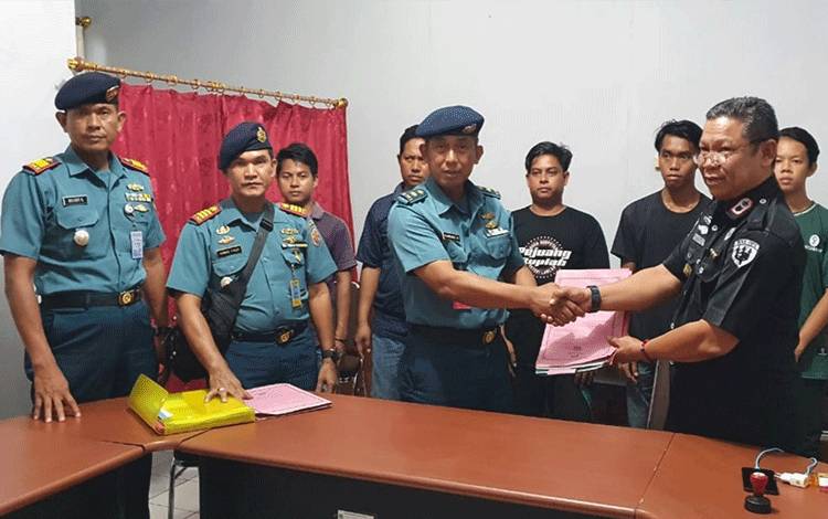 Lanal Banjarmasin Limpahkan Perkara dan Barang Bukti Dua Kapal Hasil Tangkapan di Kapuas