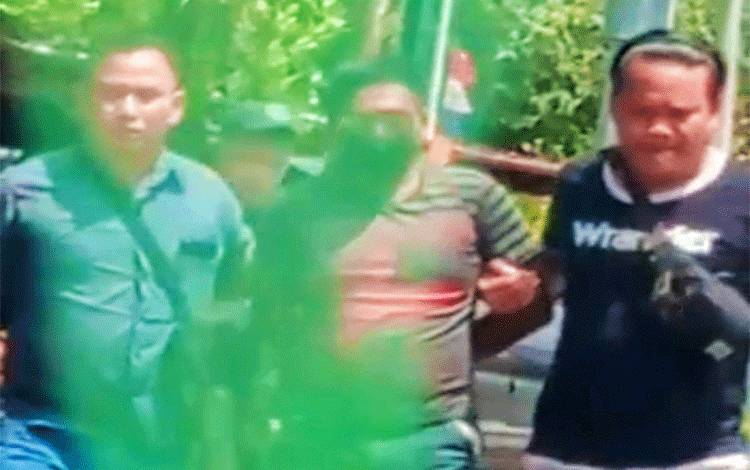 Polisi Tangkap Seorang Pria Dekat Perempatan Lampu Merah Mahir Mahar
