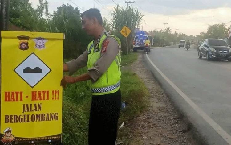 Satlantas Polres Kapuas Pasang Spanduk Imbauan Terkait Kondisi Jalan