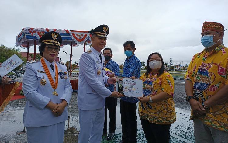 Bupati Gunung Mas Serahkan Piagam Penghargaan Pemenang Lomba Inovasi hingga Menulis Cerita Rakyat
