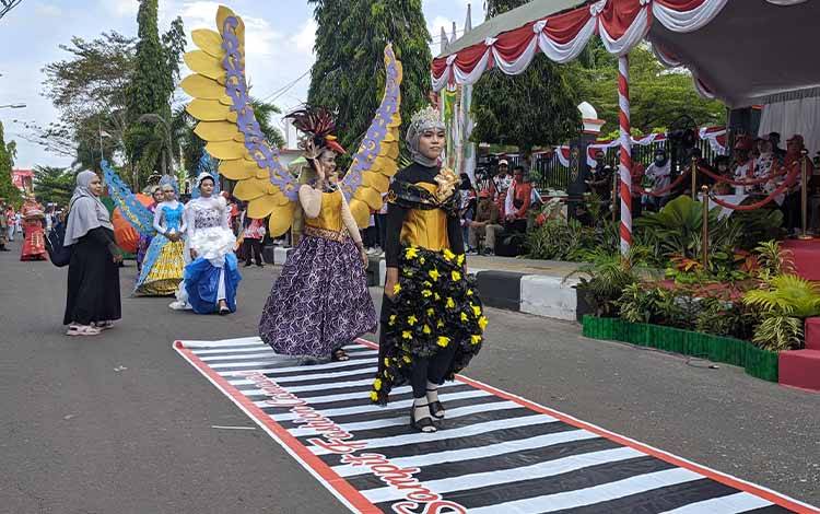 Bupati Puas dengan Penampilan Peserta Pawai Pembangunan di Sampit?