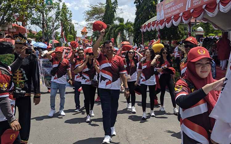 KONI Kotim Bawa Maskot Porprov Kalteng pada Pawai Pembangunan HUT ke-77 Kemerdekaan RI