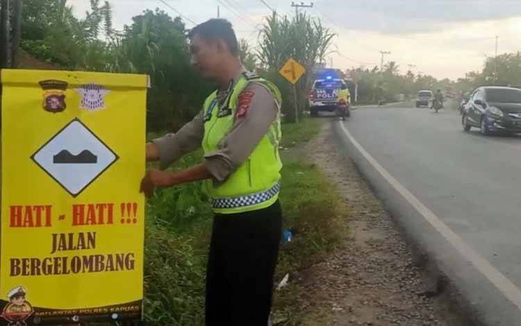 Satlantas Polres Kapuas Pasang Spanduk Imbauan Terkait Kondisi Ruas Jalan?