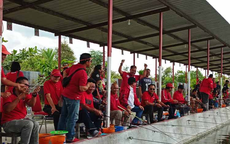 14 DPC PDI Perjuangan Ikuti Lomba Mancing di Palangka Raya