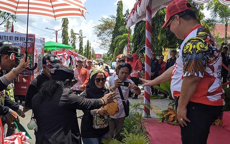 Ketua Forum RT Kelurahan Baamang Barat Parodikan Gus Samsudin untuk Sampaikan Aspirasi ke Bupati Kotim?