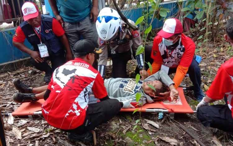 Tangan Pria Ini Patah Setelah Jatuh dari Atas Pagar Rumah Saat Nonton Pawai Pembangunan
