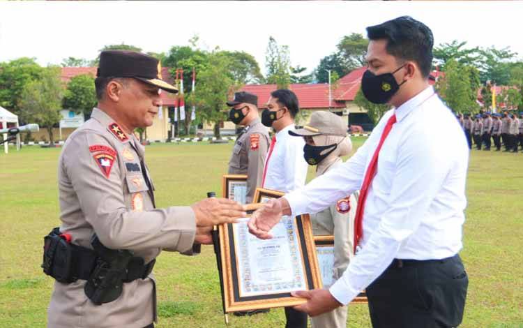 Polda Kalteng Berikan Penghargaan kepada 52 Personel, 1 Personel Dipecat
