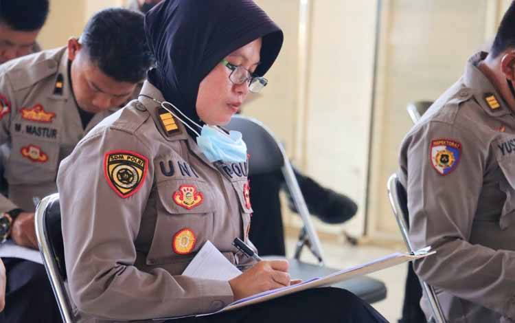 Perwira Polresta Palangka Raya Ikuti Ujian Karya Tulis Ilmiah Sebagai Syarat Naik Pangkat