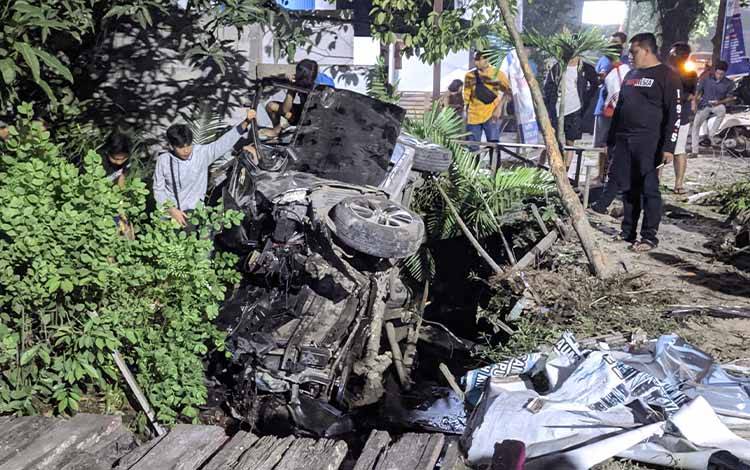 Expander Terbalik dan Masuk Parit Setelah Hantam Pohon di Jalan Jendral Sudirman Sampit