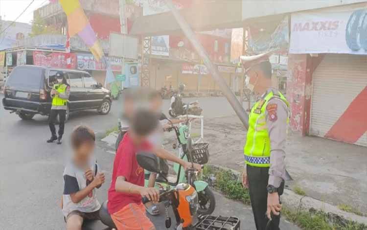 Lagi, Personel Satlantas Polres Kapuas Tegur Anak Gunakan Sepeda Listrik di Jalan Raya Tanpa Alat Keselamatan