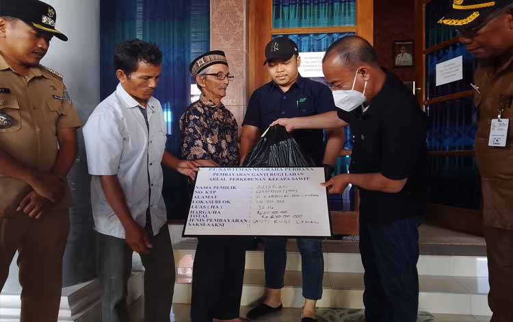 Warga Parang Batang Terima Ganti Rugi Lahan, Disaksikan Bupati Seruyan