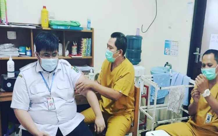 Nakes RSUD Kapuas Jalani Vaksinasi Booster Kedua
