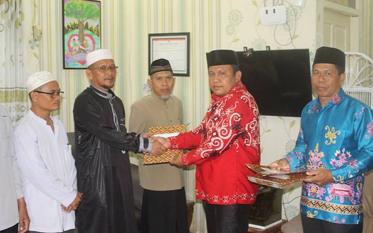 Kemenag Kapuas Serahkan SK Pondok Pesantren