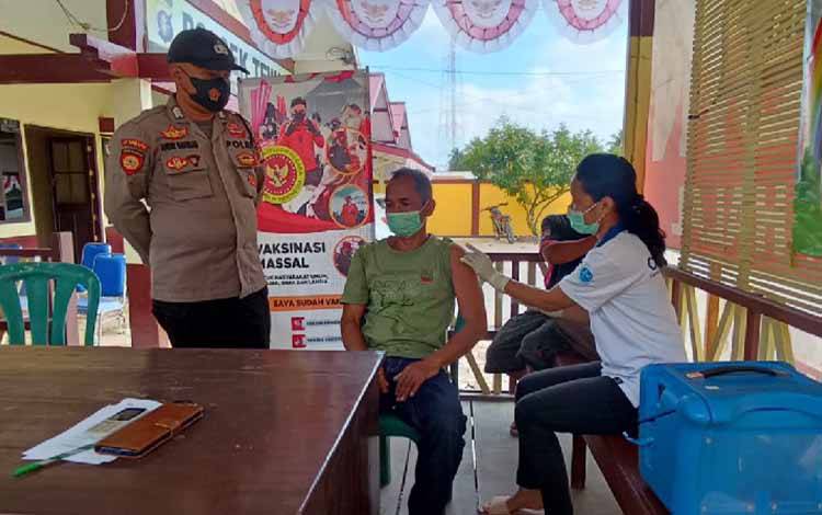 Puluhan Warga Ikuti Vaksinasi Covid-19 di Polsek Tewah