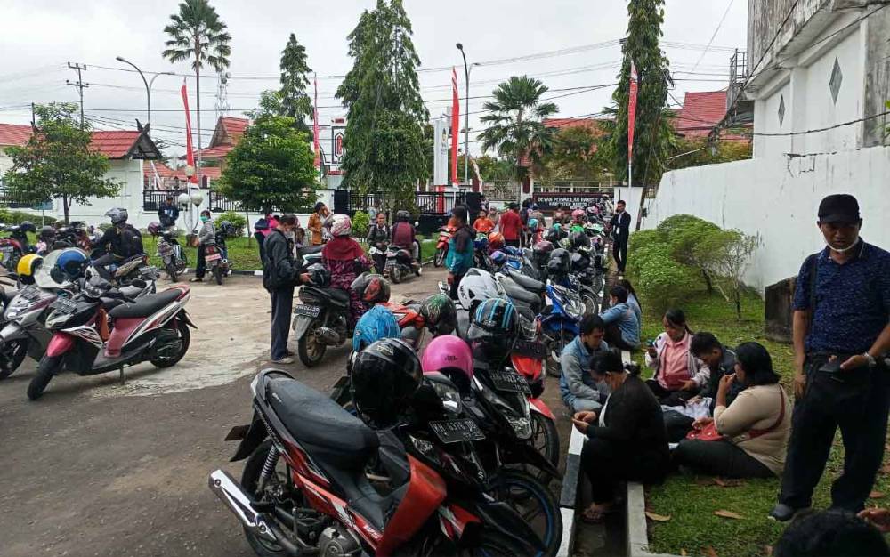 Ribuan Honorer Datangi Bank Kalteng di Buntok