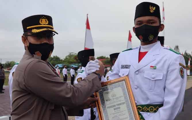Kapolres Katingan Beri Penghargaan untuk 66 Anggota Paskibra