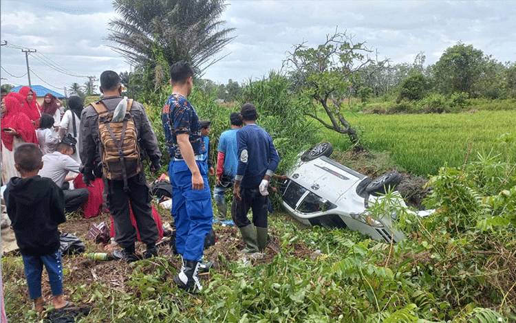 Mobil Rombongan Ibu-Ibu Ziarah dari Ujung Pandaran Masuk Parit Jalan HM Arsyad
