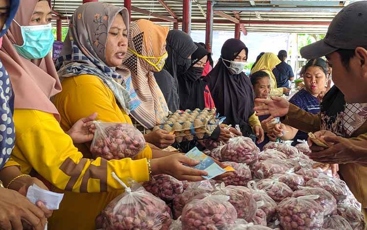 Pasar Murah di Sampit Langsung Diserbu Warga