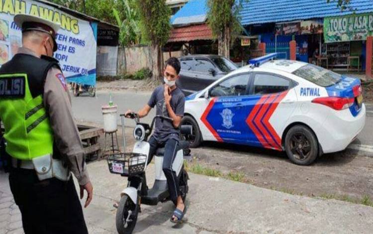 Pengguna Sepeda Listrik Wajib Gunakan Kelengkapan Keselamatan