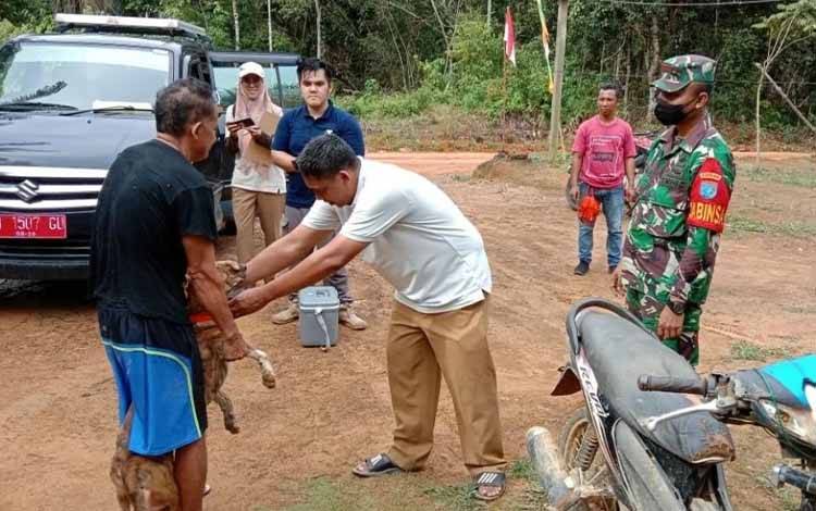 Babinsa Dampingi Tim Kesehatan Lakukan Vaksinasi Cegah Rabies