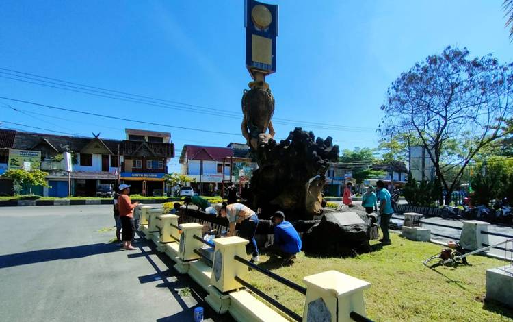 Tugu Adipura di Palangka Raya Dipercantik