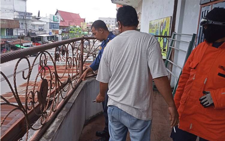 Percikan Api Muncul di Ruko Karena Kabel Listrik Nempel di Teralis