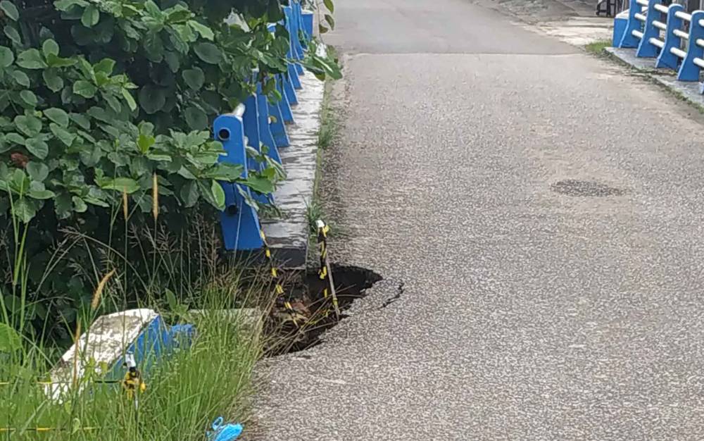 Dinas PUPR Barito Utara Diminta Segera Tangani Jalan Longsor di Belakang Pemda