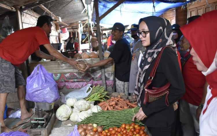 Ketua TP-PKK Kalteng Blusukan Ke Pasar Baringin Bontok