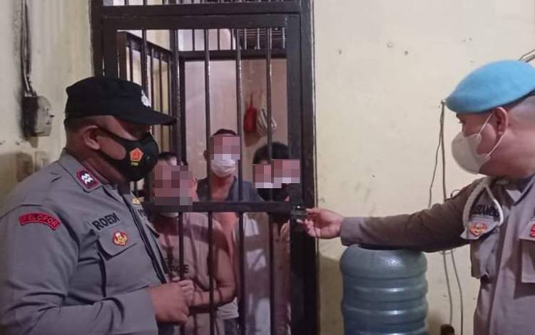 Anggota SPKT Cek Lakukan Pengecekan Kondisi Tahanan
