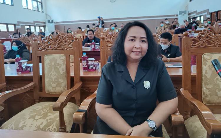 Anggota DPRD Gunung Mas Ini Bantu Perbaiki Jalan dengan Dana Aspirasi
