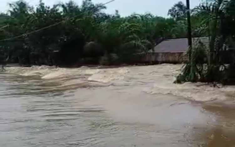 Banjir di Jalan Poros Km 12 Parenggean Bikin Macet