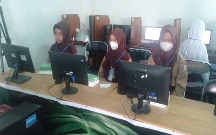 3 Peserta Didik MTsN 1 Kapuas Ikuti Olimpiade Bahasa Arab Tingkat Provinsi