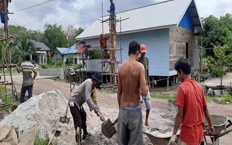 Bhabinkamtibmas Katimpun Gotong Royong Bangun Gapura