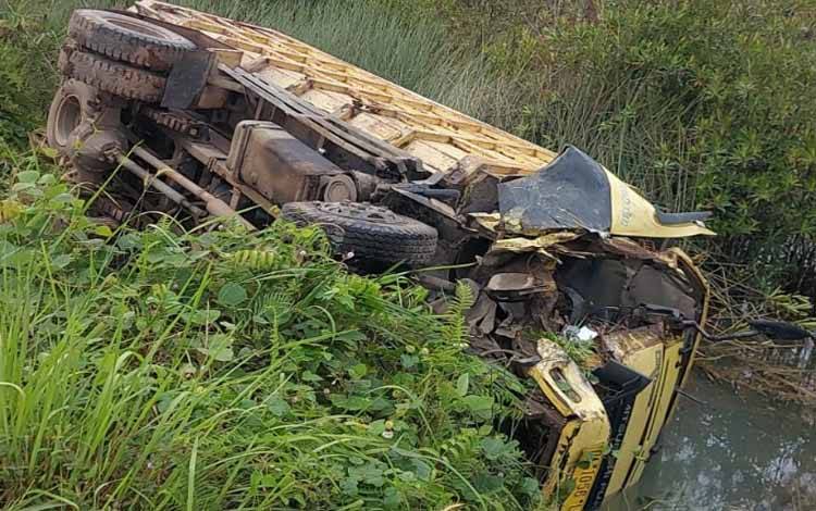 Truk Muatan Rotan Terbalik dan Masuk Parit Usai Bertabrakan di Desa Pundu