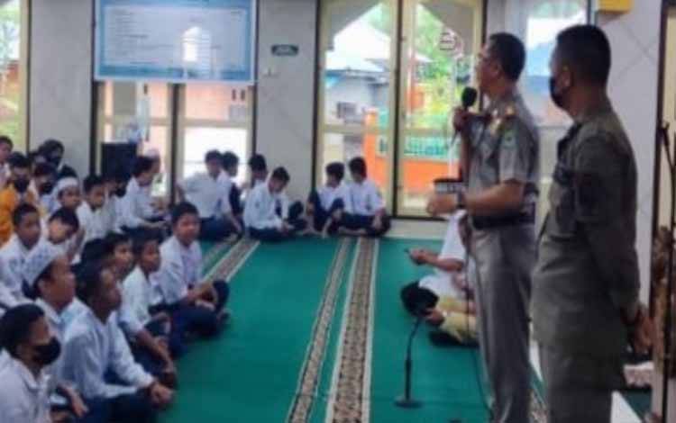 Sambangi Sekolah, Personel Satpol PP dan Damkar Kapuas Berikan Edukasi Ini