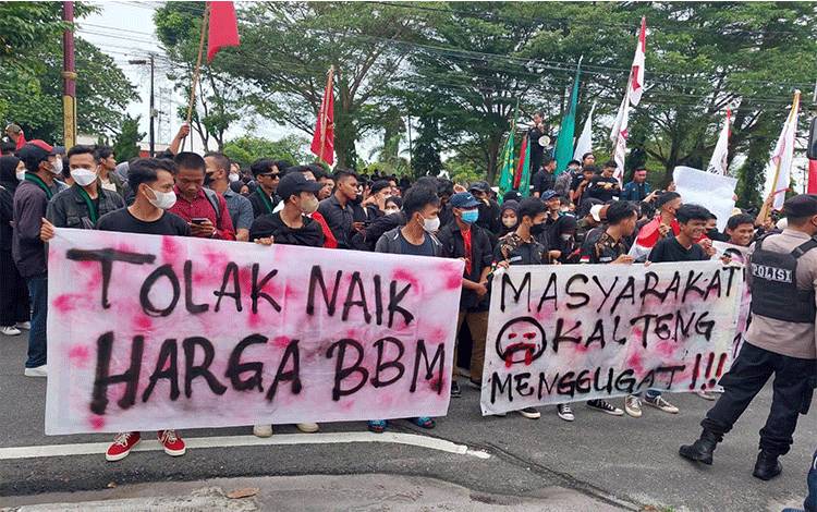 Mahasiswa Kepung DPRD Kalteng Tolak Harga BBM Naik